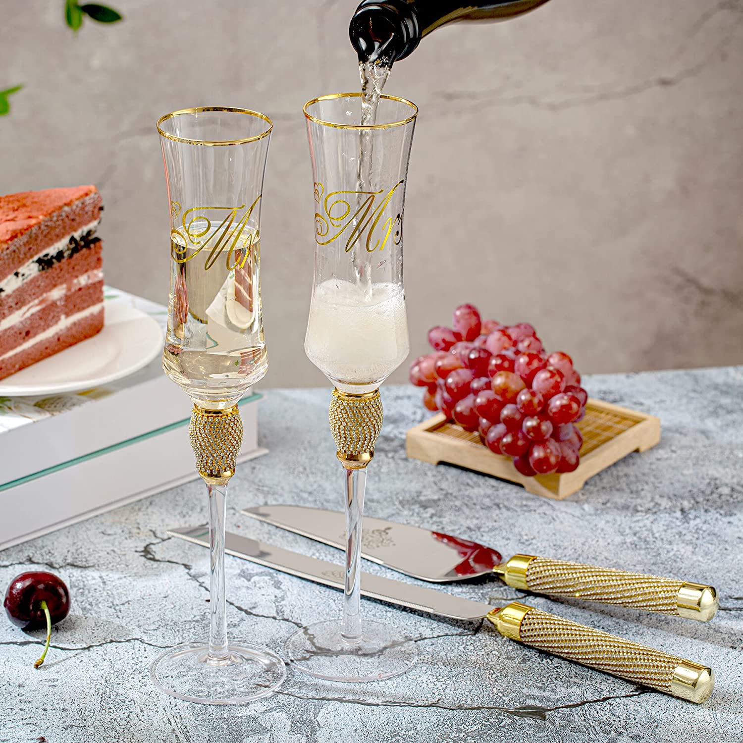 https://varlka.com/cdn/shop/products/wedding-toasting-flutes-and-cake-server-set-champagne-flutes-bride-and-groom-toasting-champagne-glasses-for-wedding-gifts-cake-cutting-set-for-engagement-gifts-532865.jpg?v=1699263726