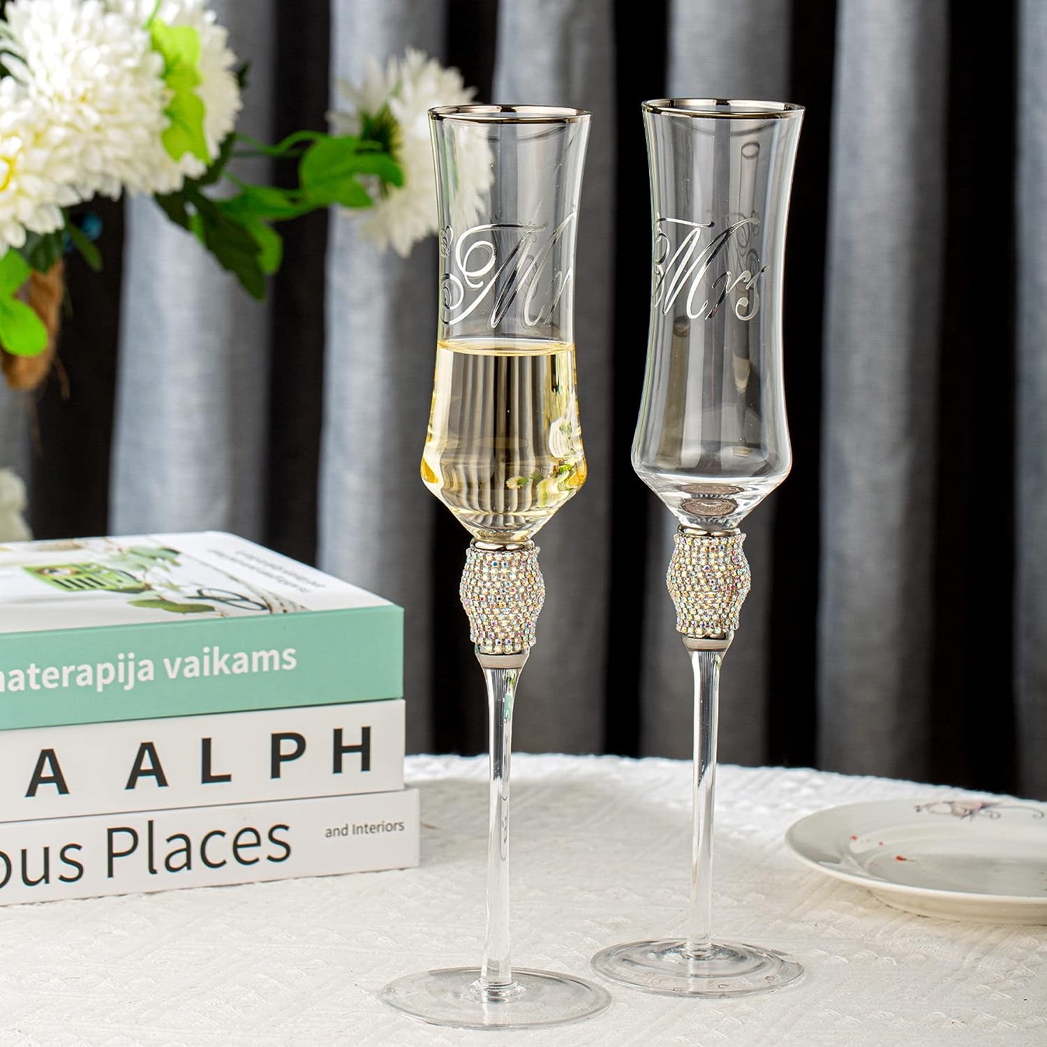 https://varlka.com/cdn/shop/products/wedding-toasting-flutes-and-cake-server-set-champagne-flutes-bride-and-groom-toasting-champagne-glasses-for-wedding-gifts-cake-cutting-set-for-engagement-gifts-865376.jpg?v=1699263726